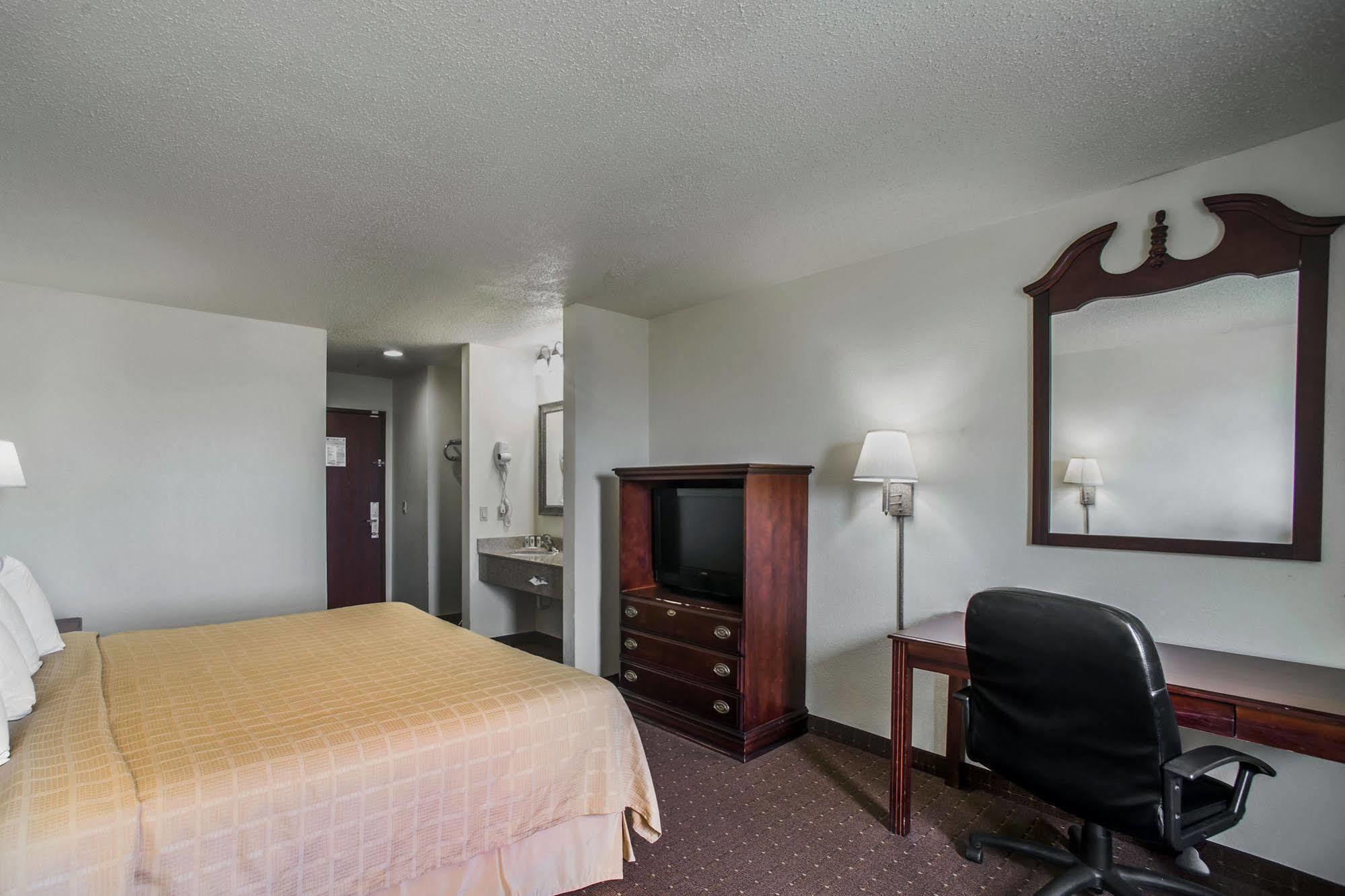 Quality Inn Harrisburg Exterior photo
